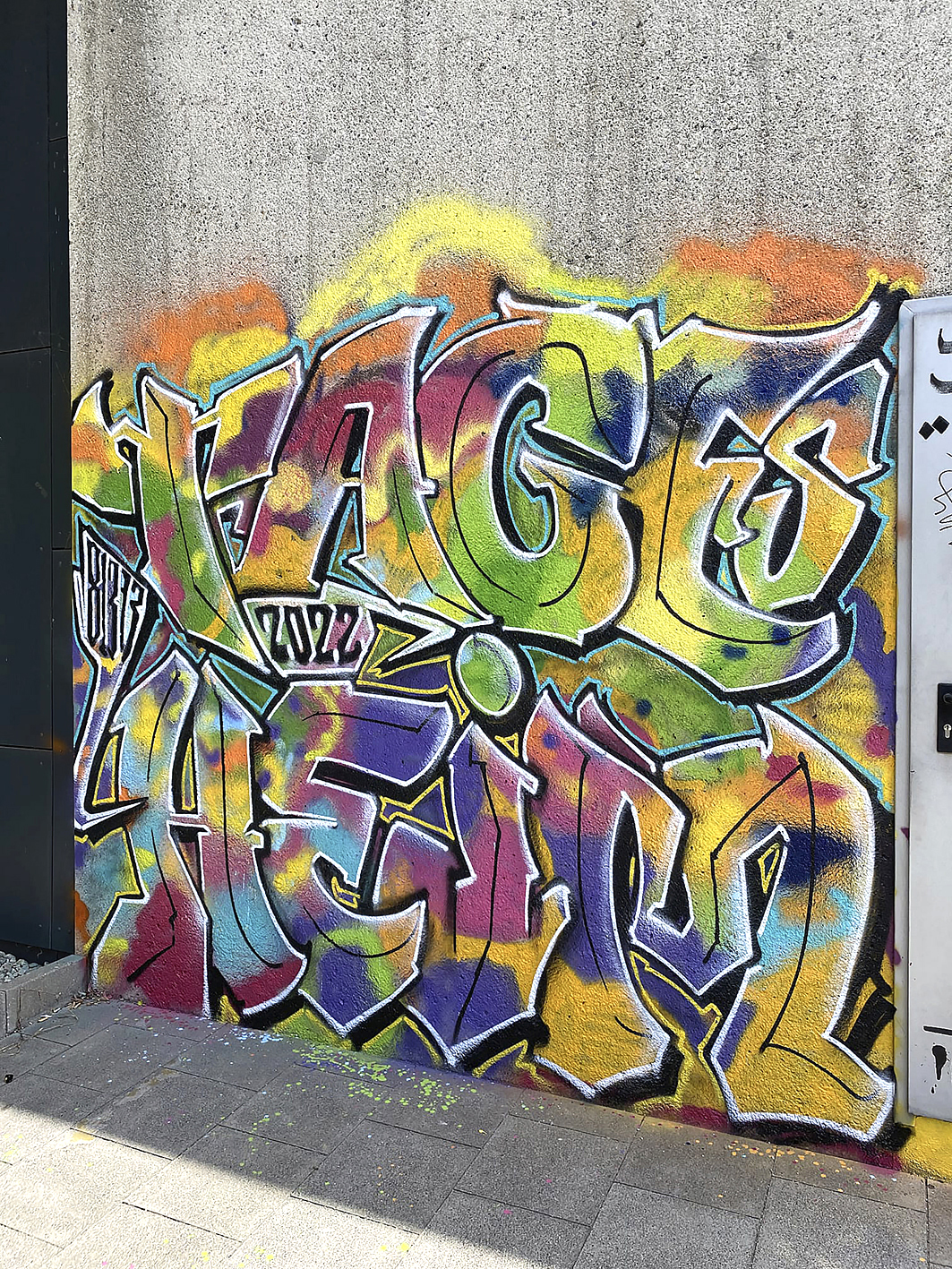 Kunstprojekt an der Ganghoferbrücke Buntes Graffiti auf Beton. Dort steht "Tagesheim"